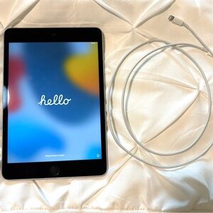 Ipad Mini 4 Space Grey 128G wifi tablet with Lightening cable